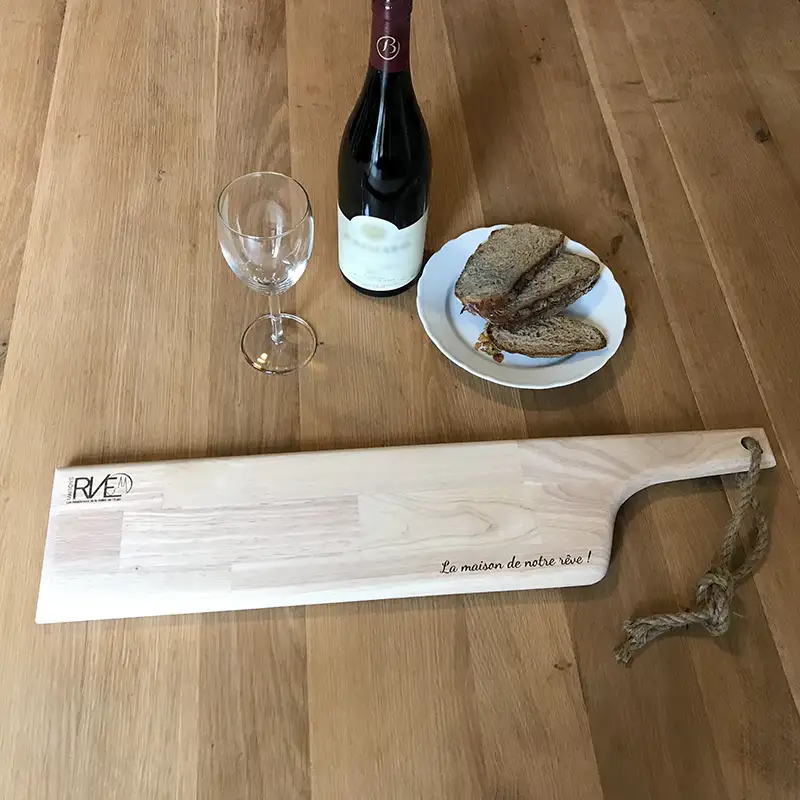 Planche de dégustation en bois gravée | cadeau client durable